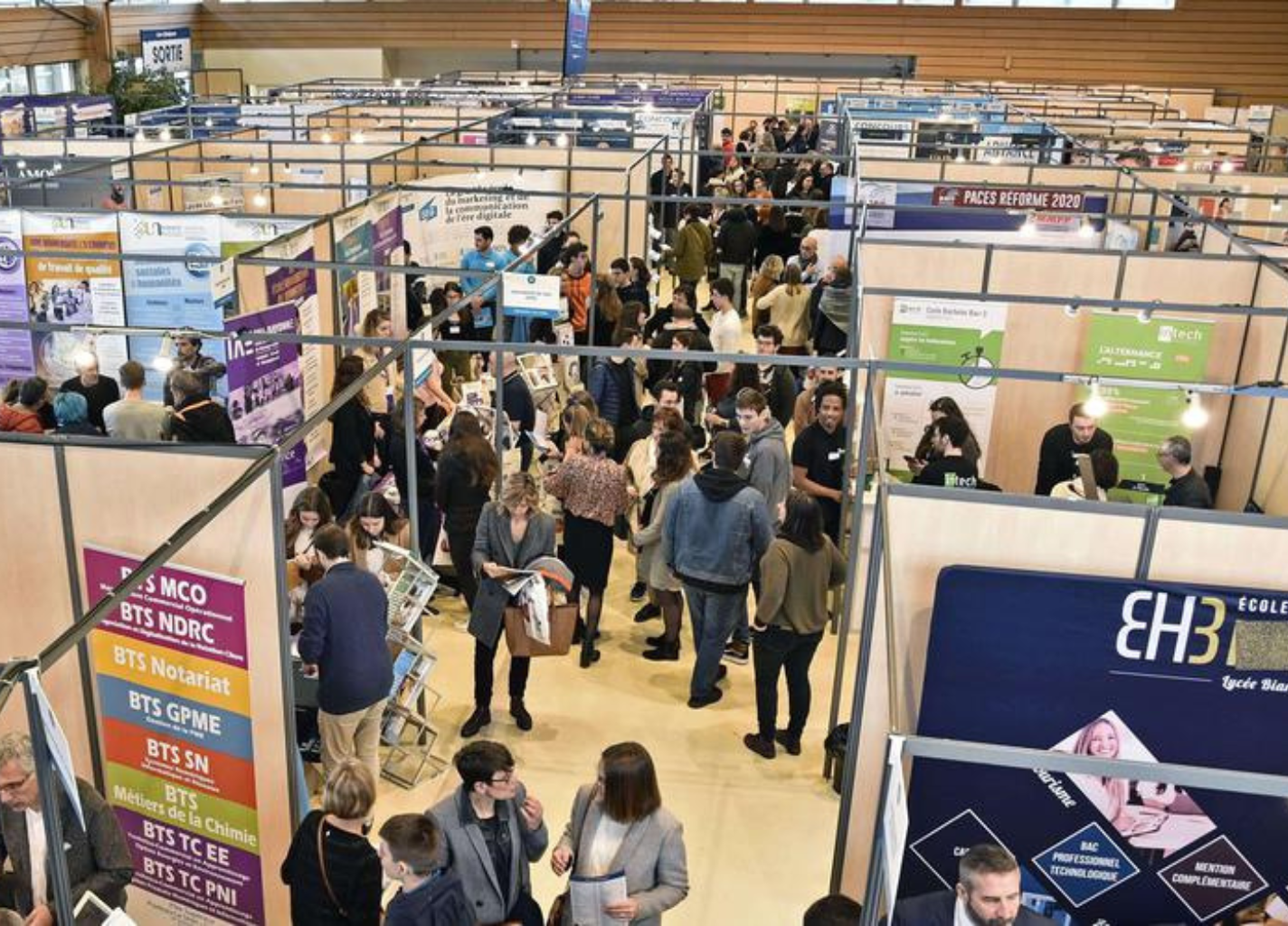 Photo événement : stands du Studyrama