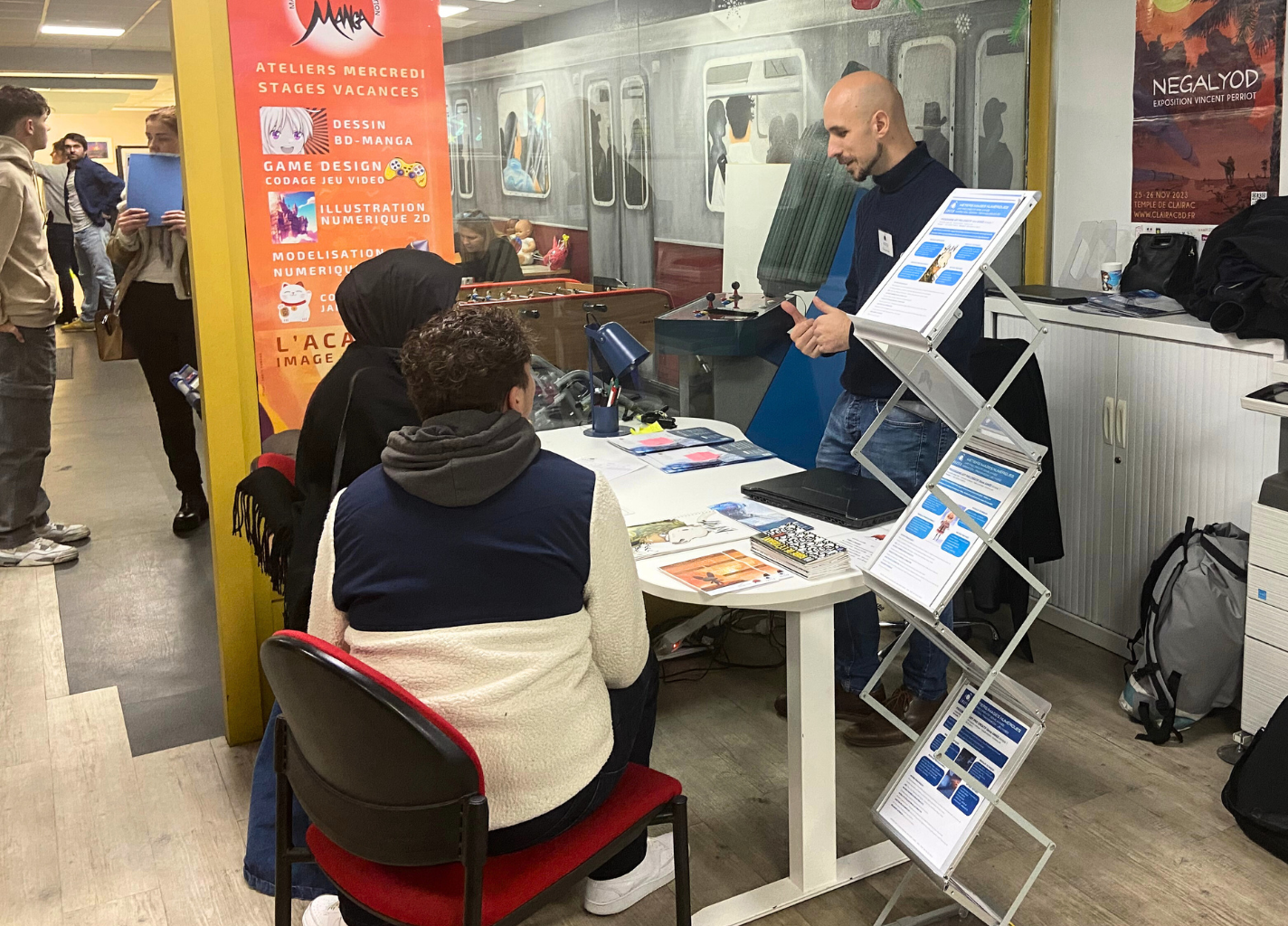 Photo événement : stand journée portes ouvertes animé par le co-directeur Yoan Cortes