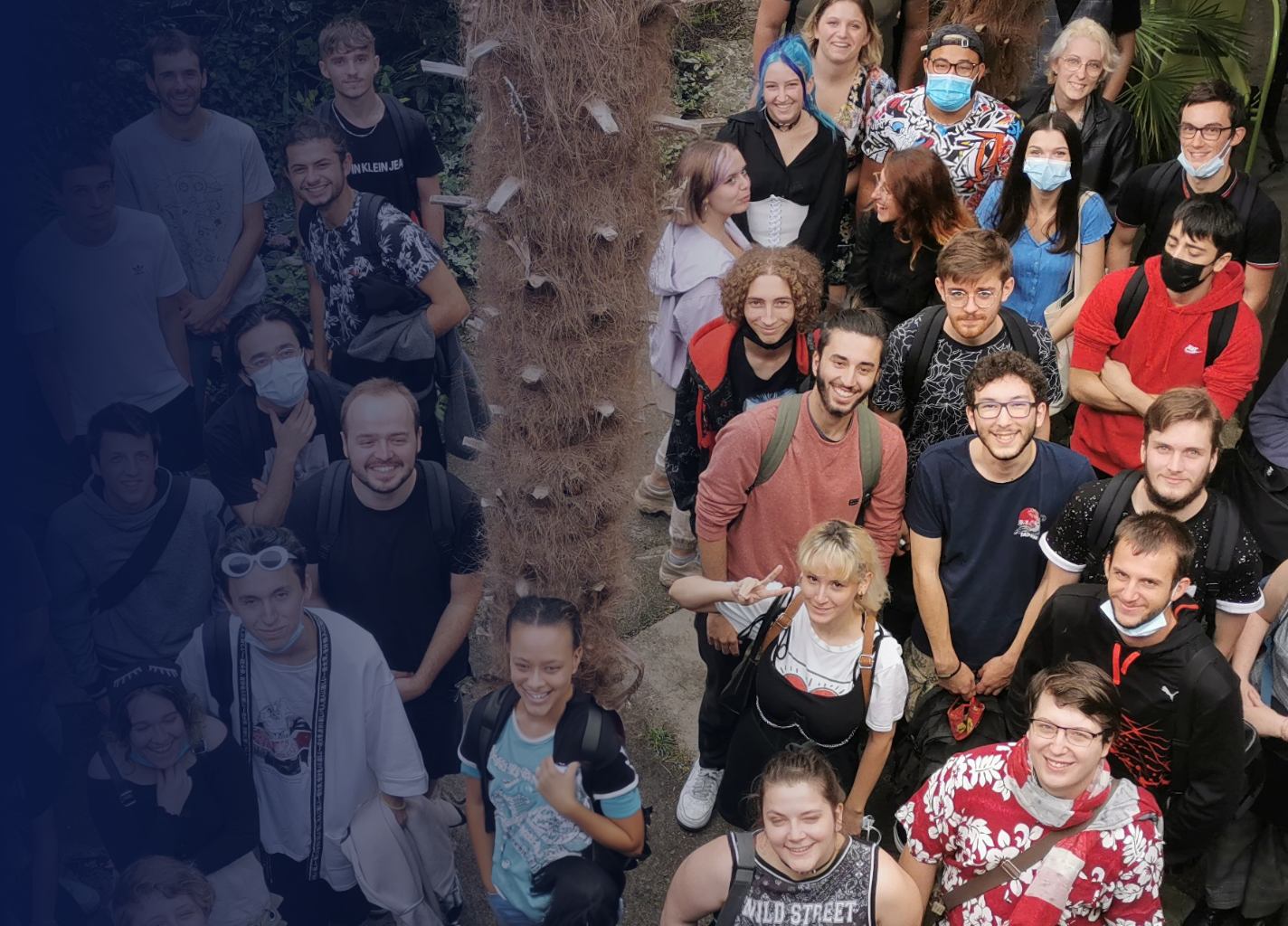 Élèves de l'école Anaten dans la coure extérieure