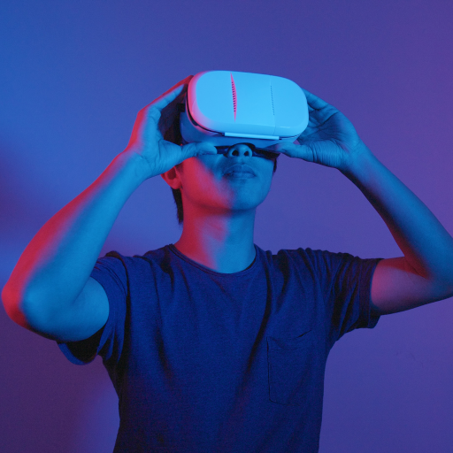 Élève qui porte un casque de réalité virtuelle.